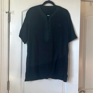 black shirt sleeve shirt